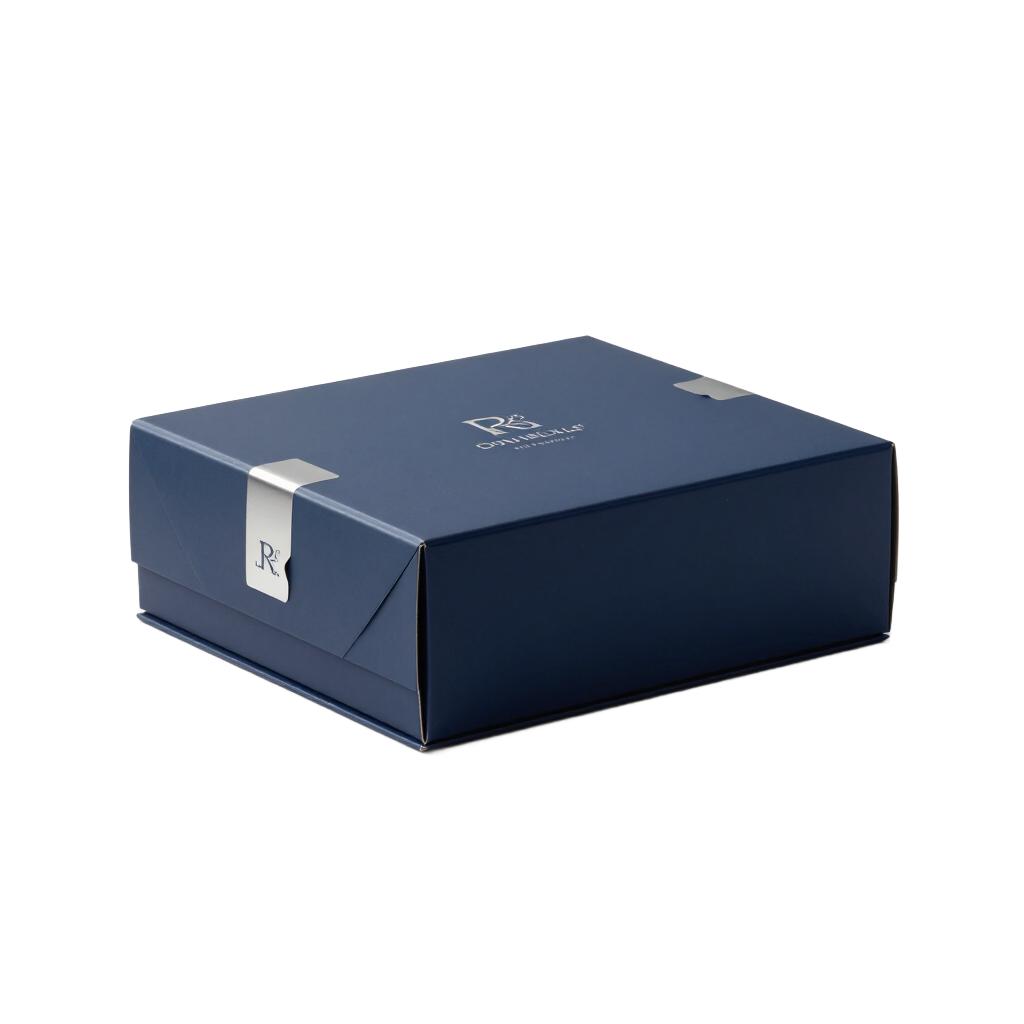 Caja de regalo rectangular de color azul oscuro con una cinta plateada sobre fondo blanco.