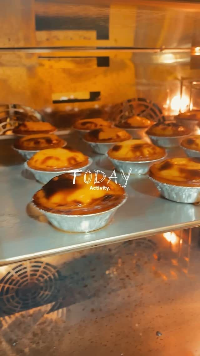 Se están horneando un montón de pastelitos en un horno con la palabra 