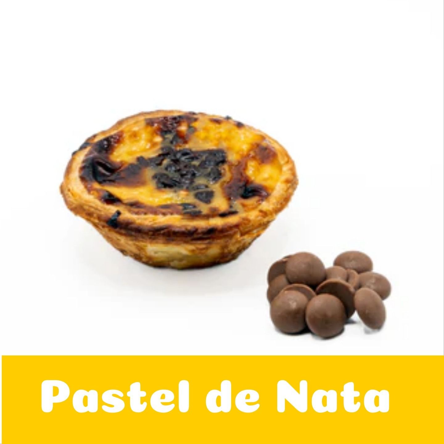 Un pastel de nata con chispas de chocolate al lado.