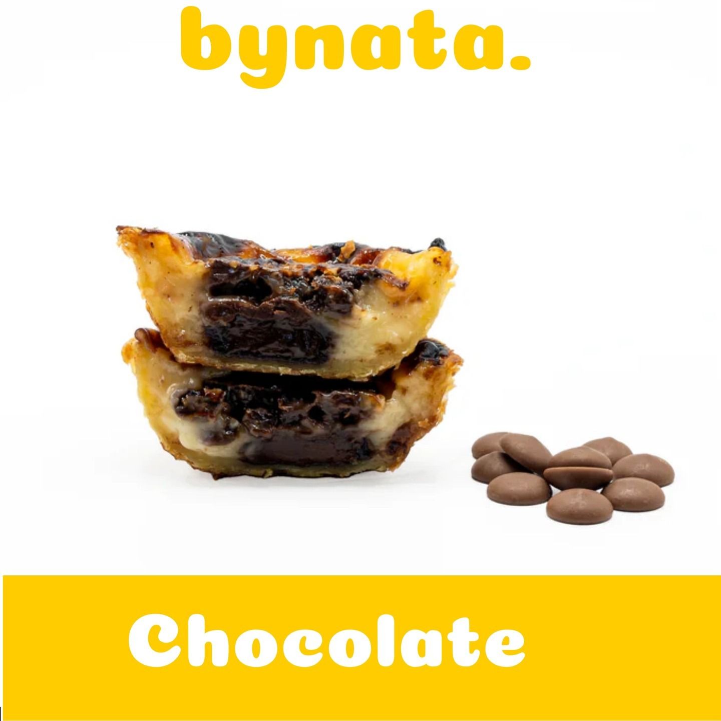 Una pila de tartas de chocolate junto a una pila de chispas de chocolate