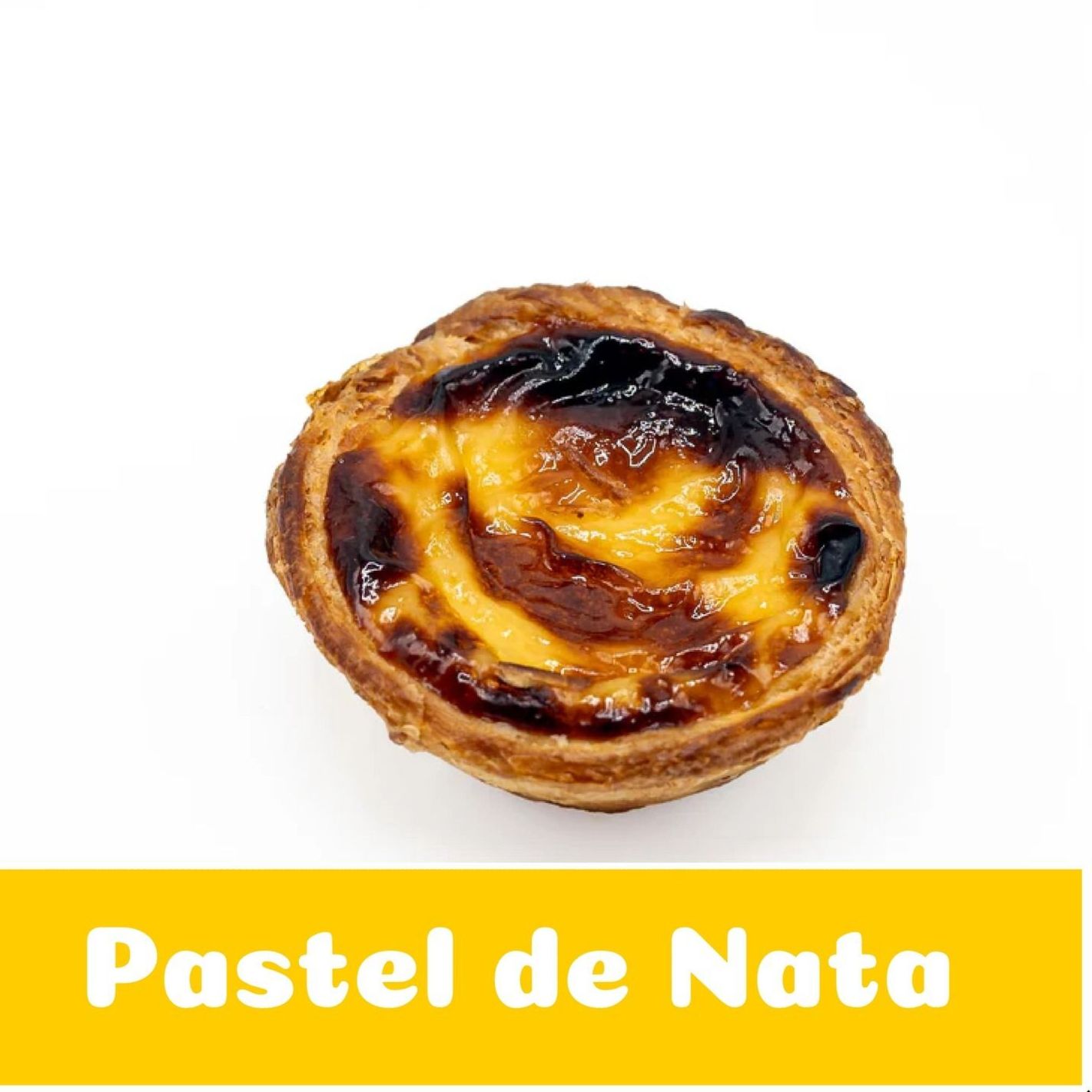 Un primer plano de un pastel de nata sobre un fondo blanco.