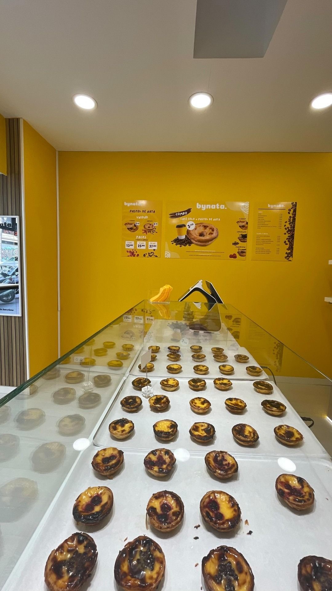 Una vitrina llena de muchos pasteles en una panadería.