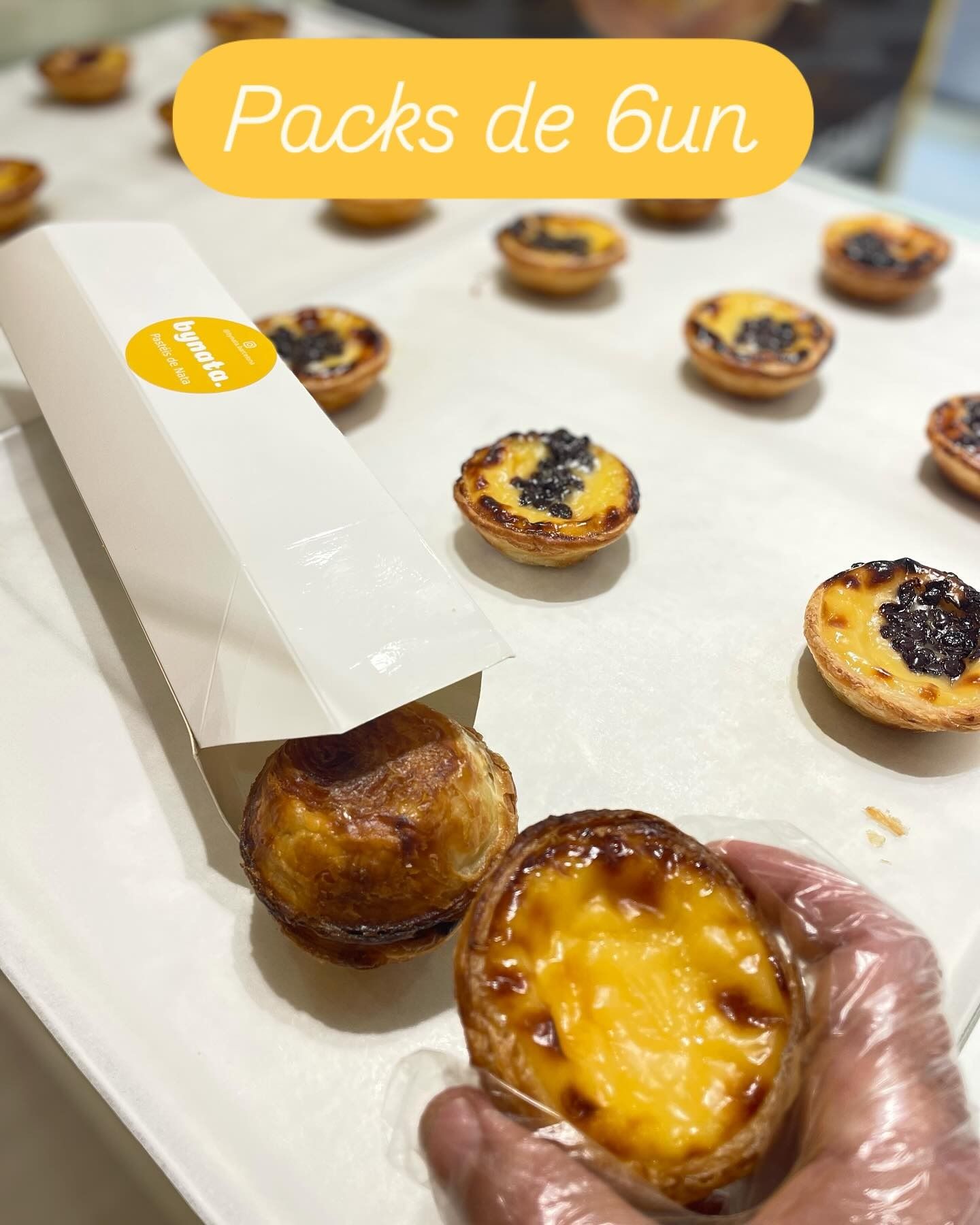 Una persona sostiene un pastel que dice 