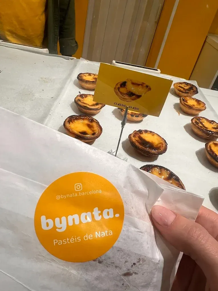 Una persona sostiene una bolsa de pasteles bynata.
