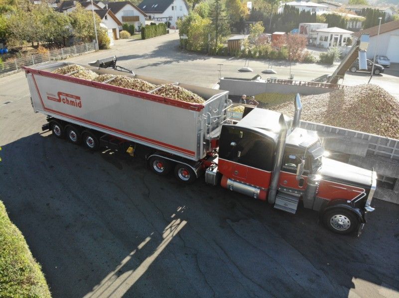 Obsternte auf einem LKW