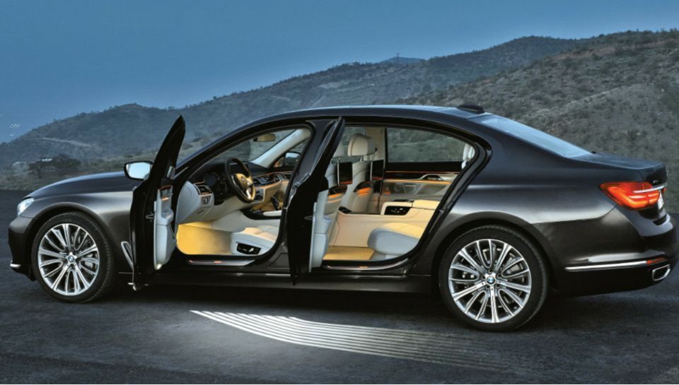 automobile nera con sportelli aperti - Weextra Solutions GmbH