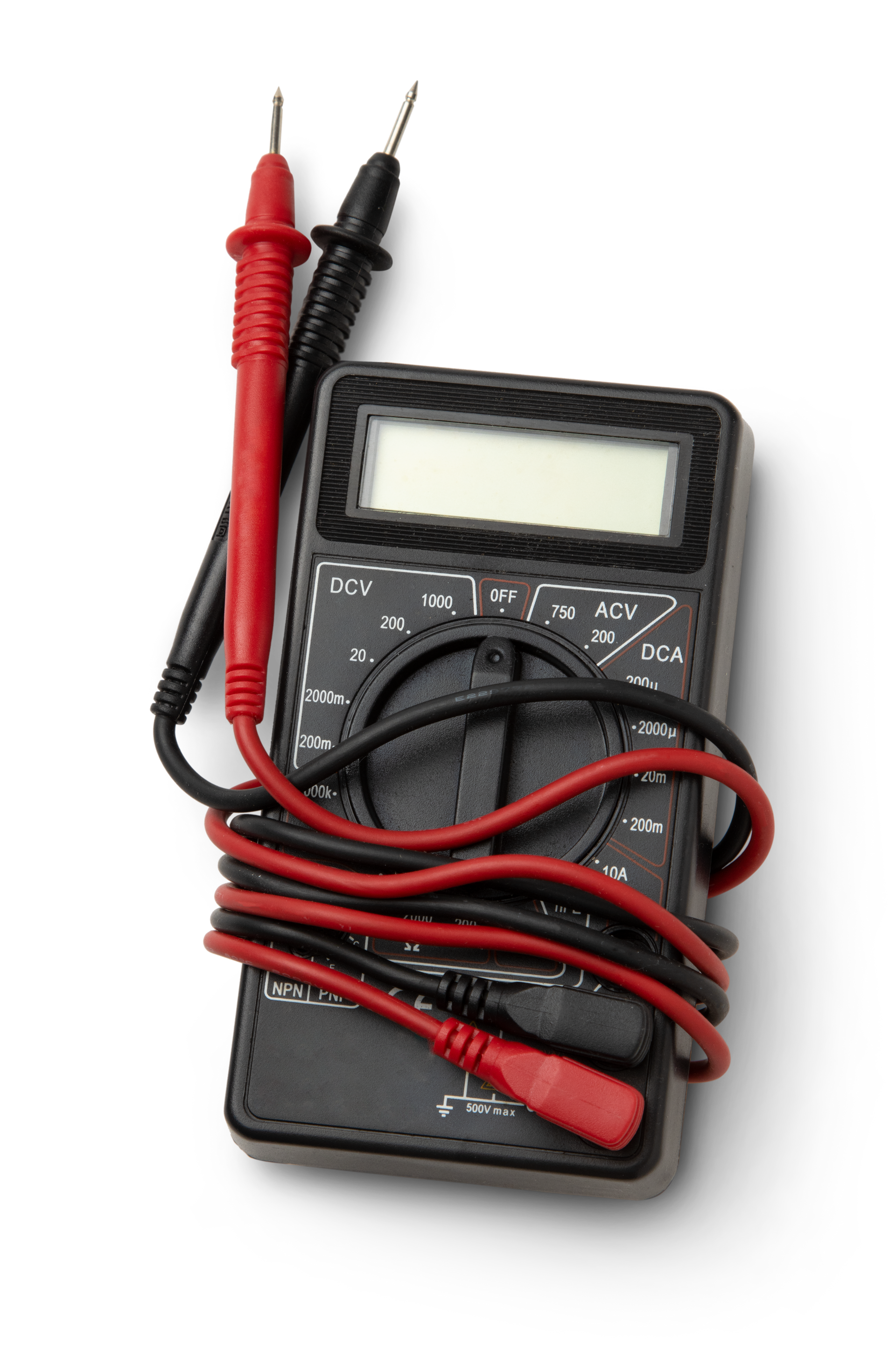 Un multimètre numérique noir, avec ses cordons de test rouges et noirs enroulés autour de son boîtier, sur fond blanc.