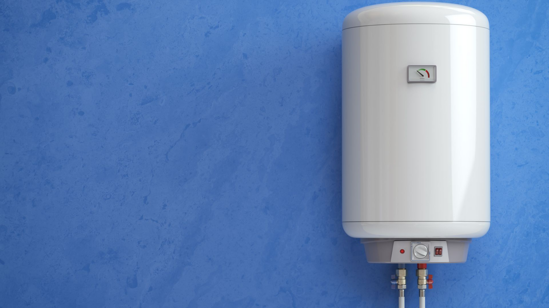 Un chauffe-eau électrique cylindrique blanc, fixé sur un mur texturé d'un bleu vif.