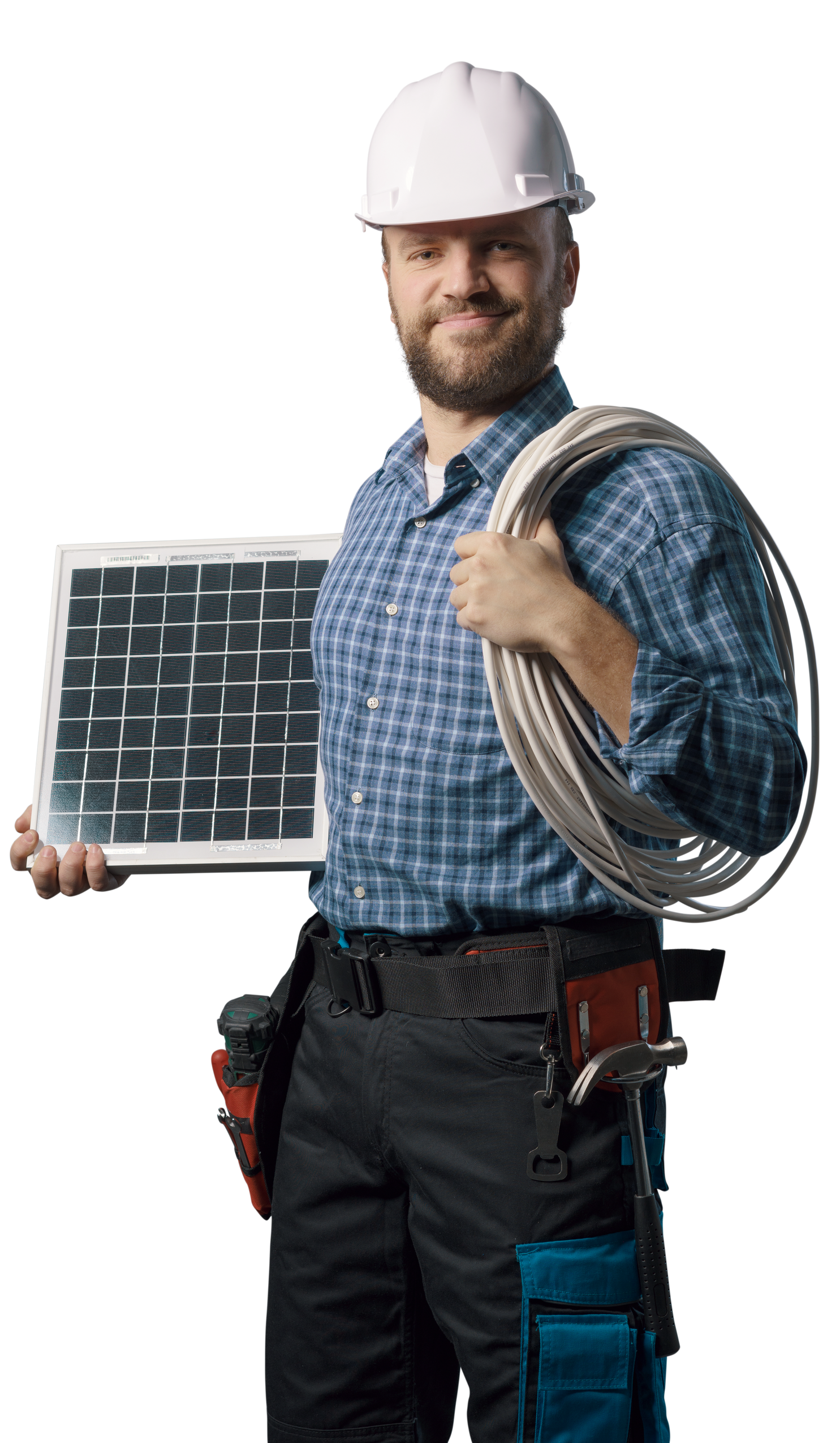 Un ouvrier du bâtiment souriant, portant un casque blanc et une chemise à carreaux bleus, tient une grille d'aération carrée et une bobine de fil électrique.