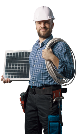 Un ouvrier souriant, portant un casque de chantier, une chemise à carreaux et une ceinture à outils, tient un filtre de ventilation carré et une bobine de fil électrique.