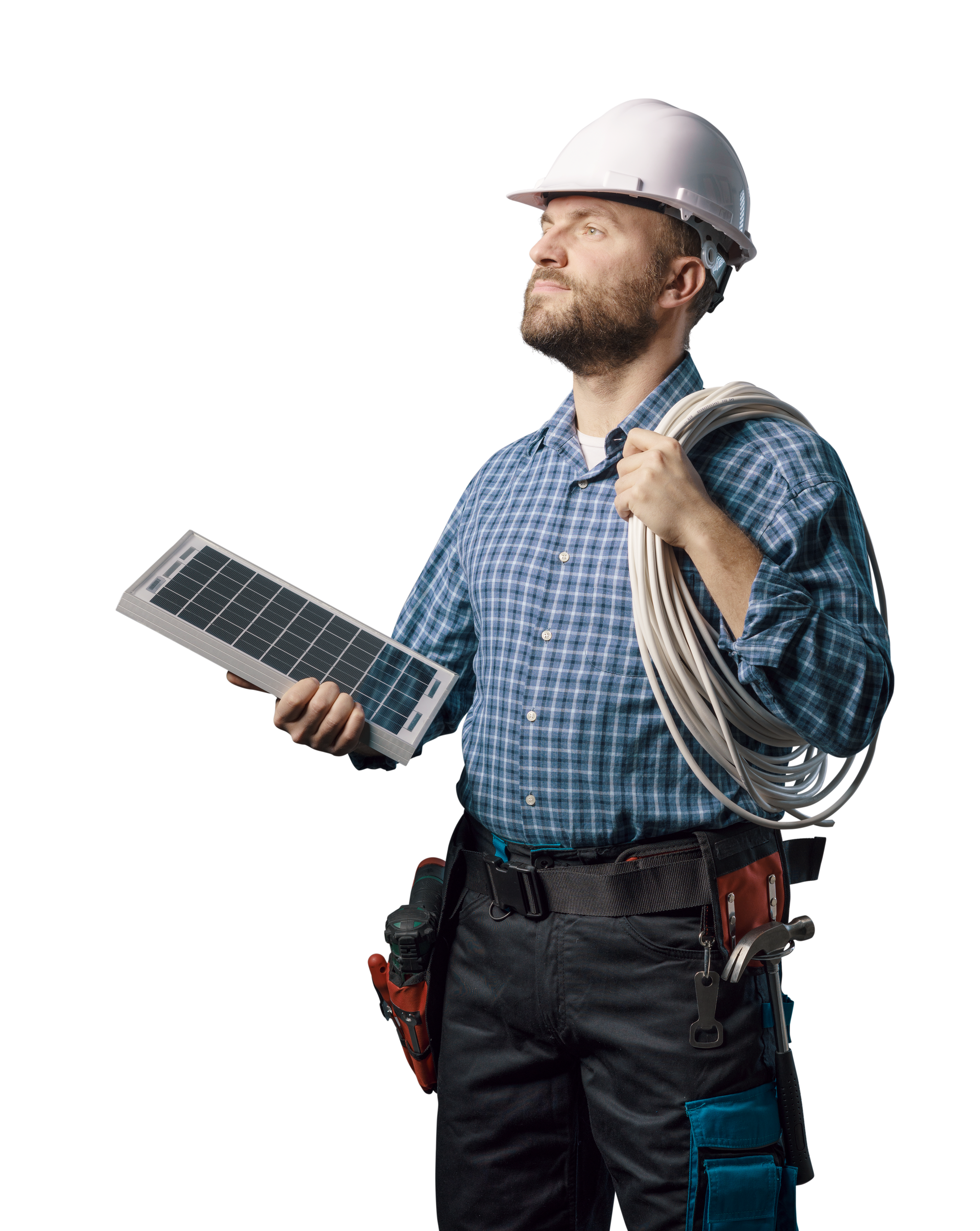 Une personne portant un casque de chantier et une chemise à carreaux tient un petit panneau solaire et une bobine de fil électrique sur son épaule.