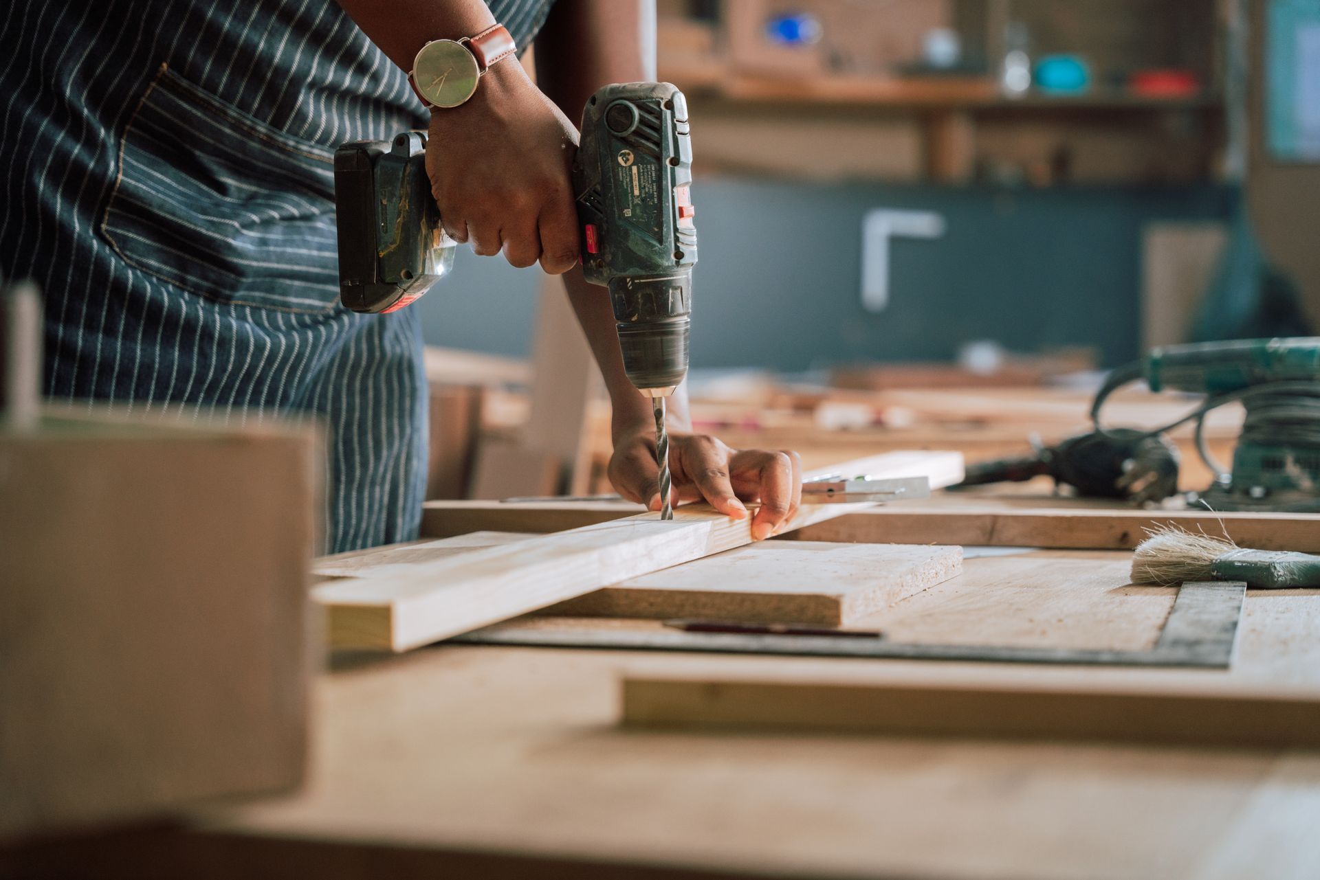 Uomo effettua lavori di carpenteria - Toretti Costruzioni in legno di Giancarlo Toretti