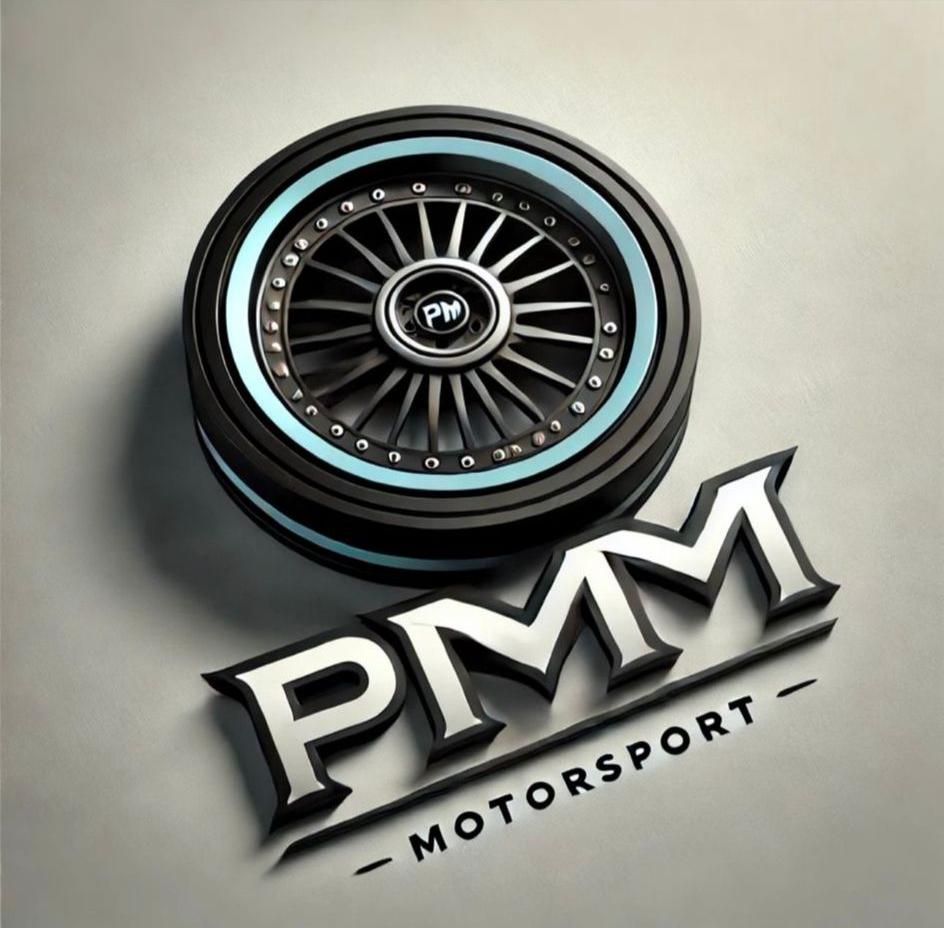 Un logotipo para pmm motorsport con una rueda en el centro.