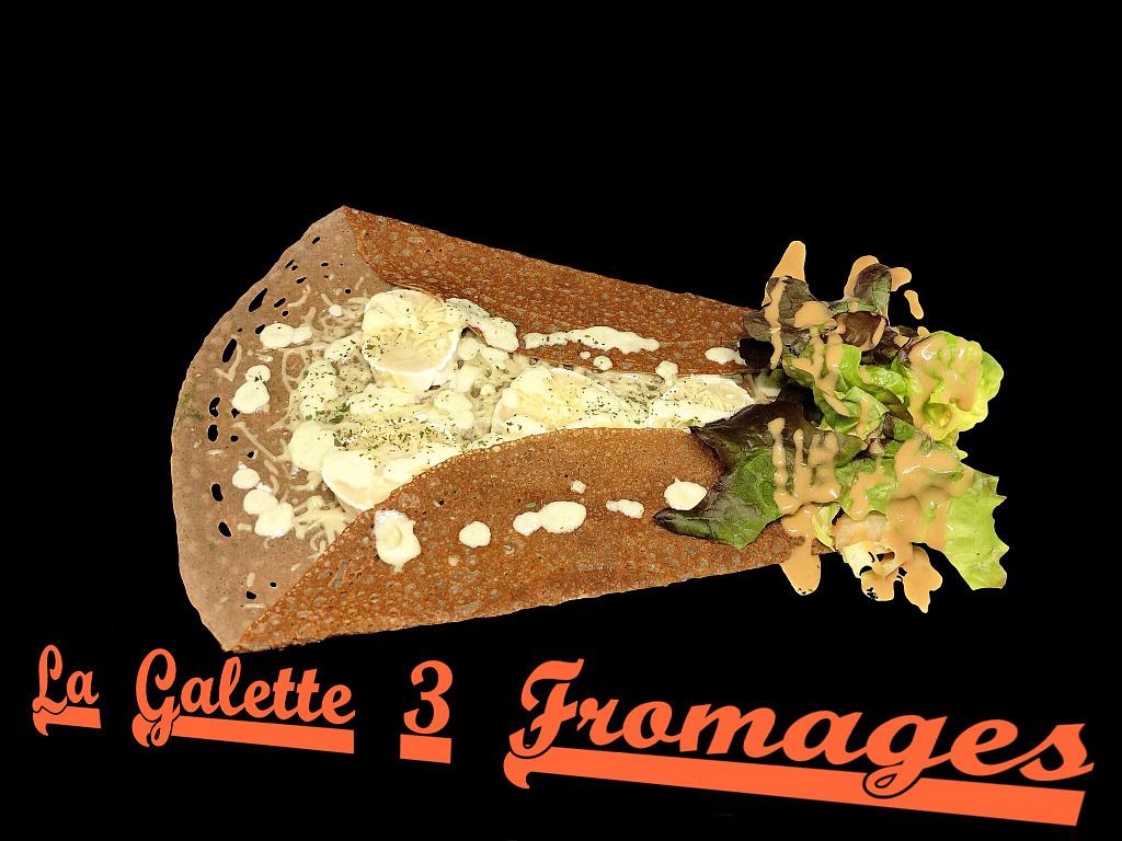 Galette aux 3 fromages avec de la salade
