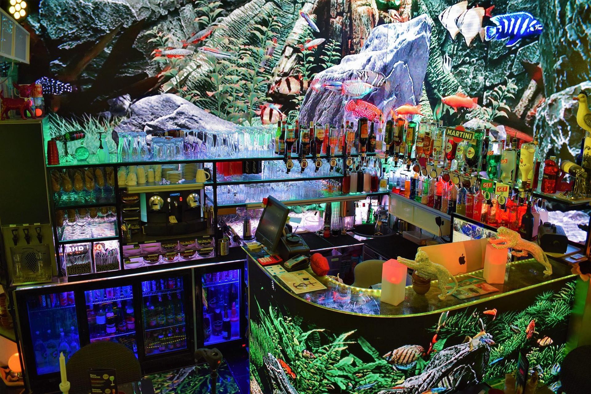 Bar de la crêperie avec des décors marins