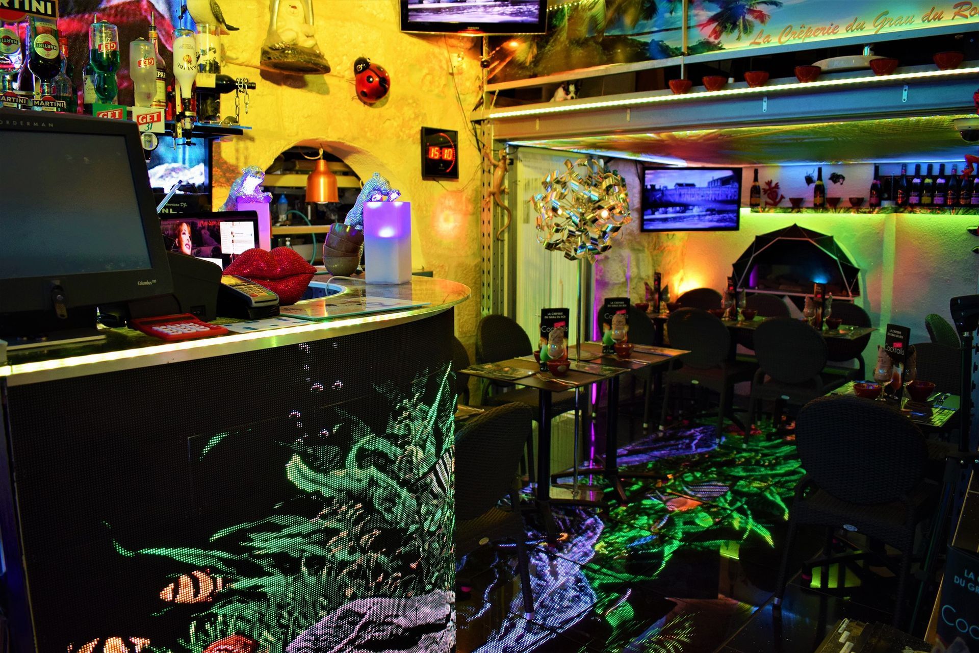 Intérieur de la crêperie avec la caisse et les tables au fond