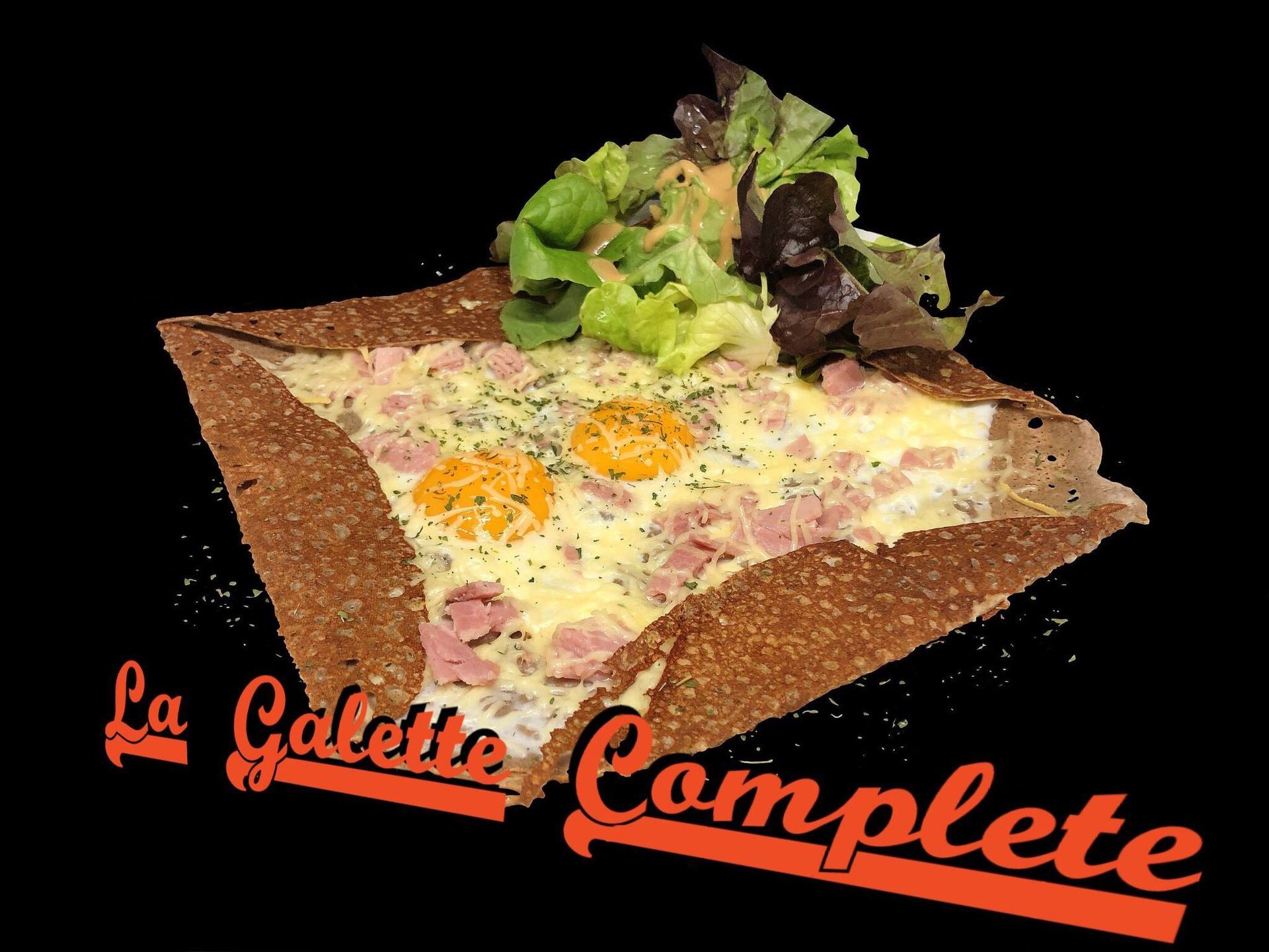 Galette complète avec deux œufs au plat, du jambon blanc et de la salade