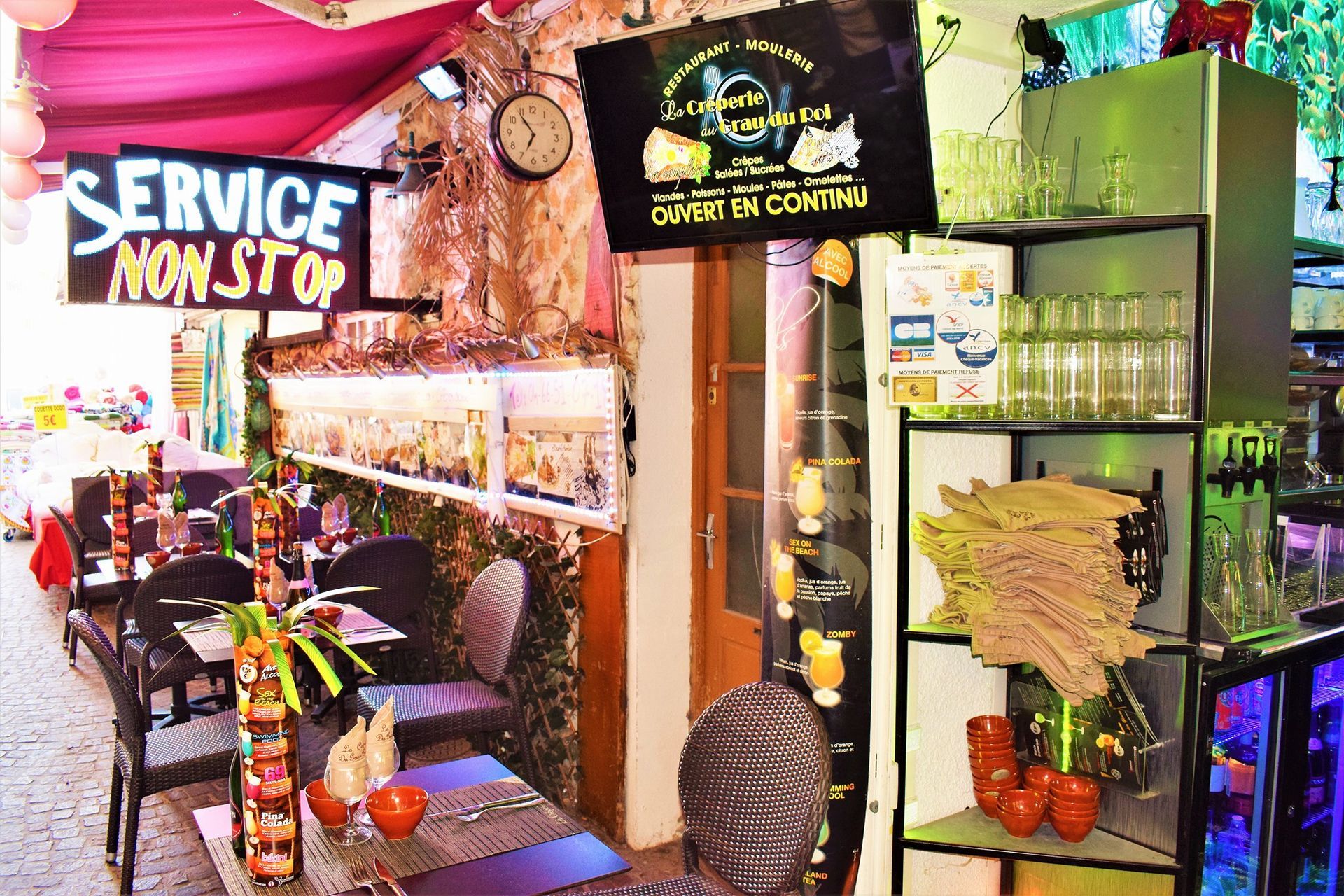 Terrasse extérieure et entrée de la crêperie