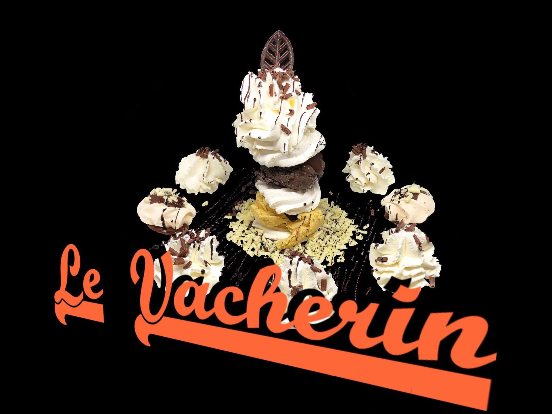 Dessert Le vacherin avec de la glace et de la crème chantilly