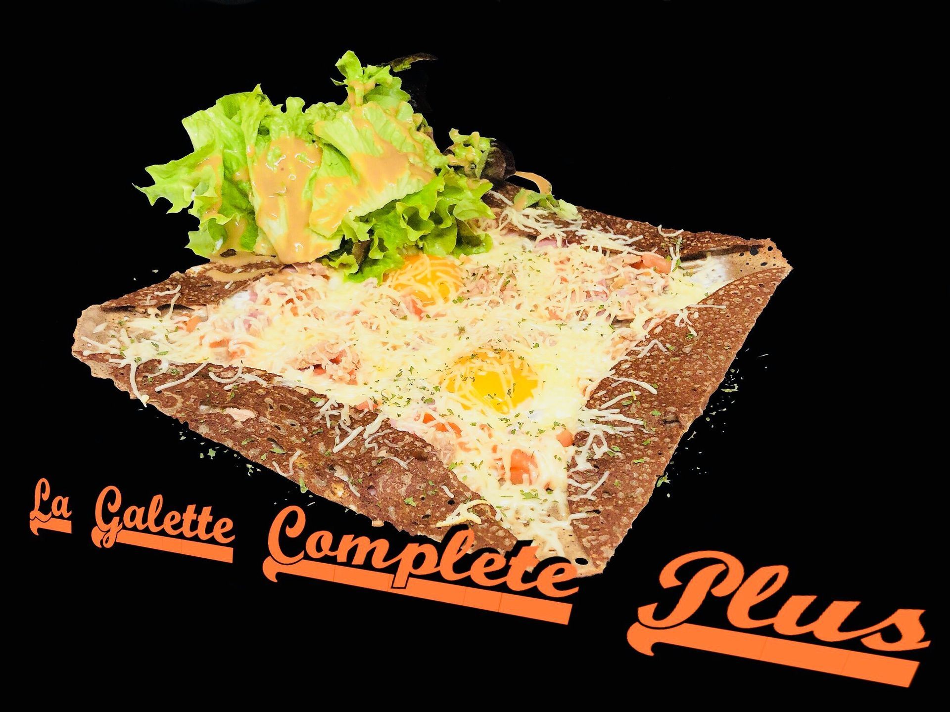 Galette complète plus avec deux œufs au plat et du fromage râpé