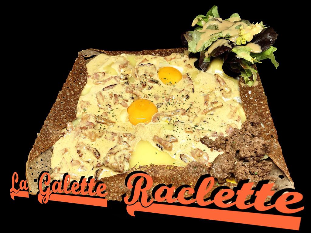 Galette raclette avec du fromage, deux œufs au plat, lardons et salade