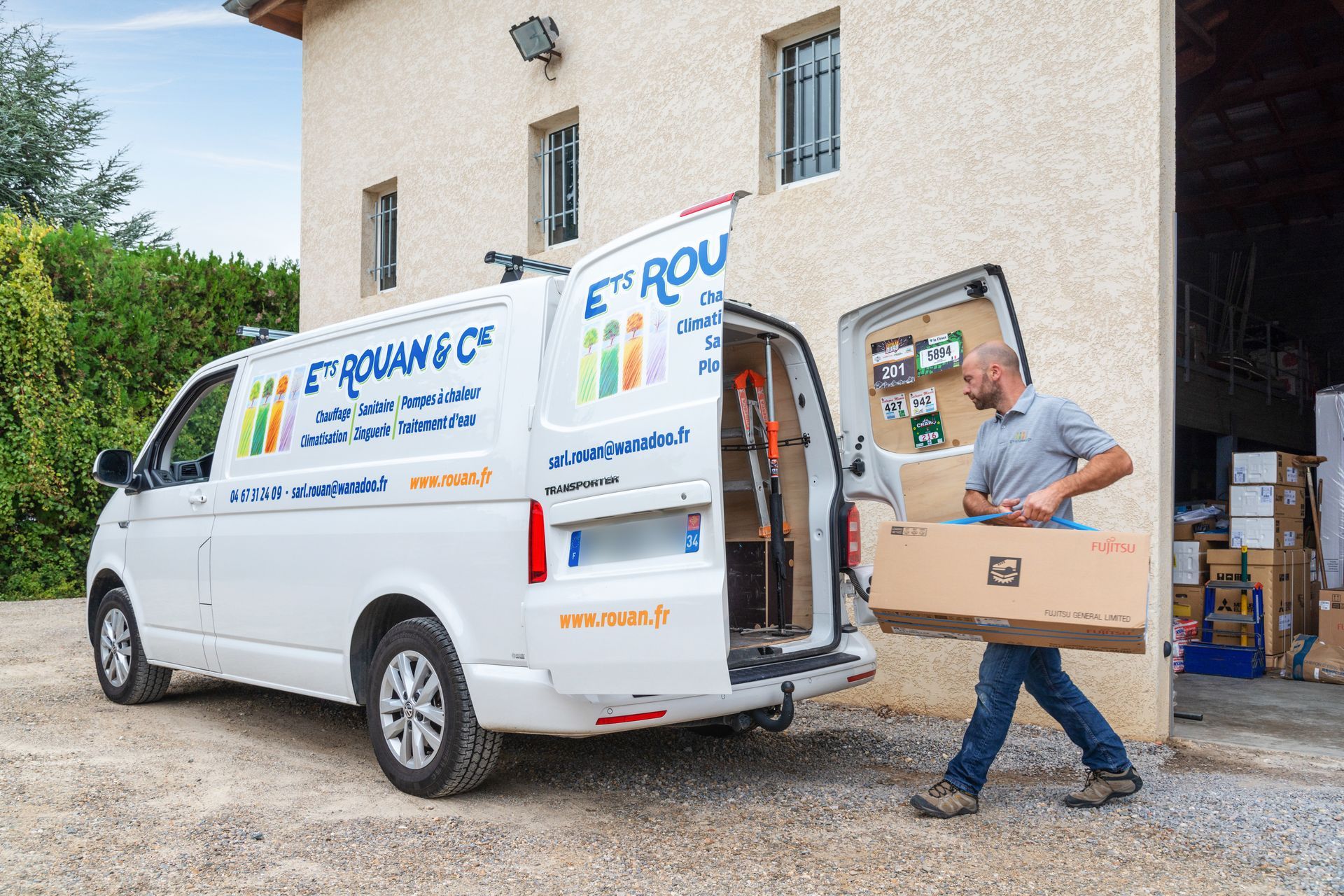 Chargement d'une climatisation dans une camionnette