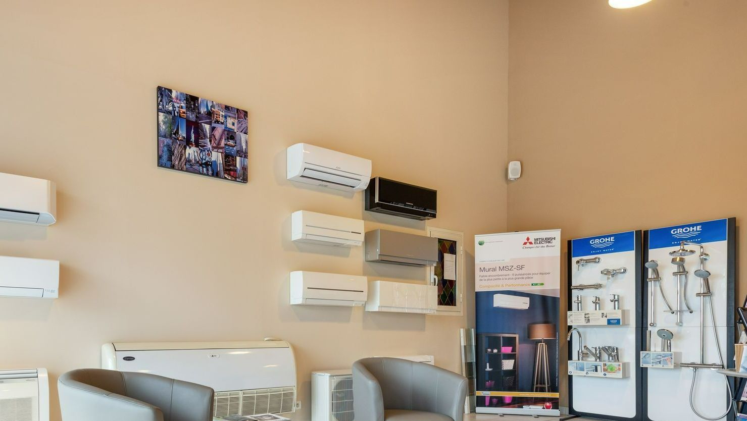 Climatisations exposées sur un mur