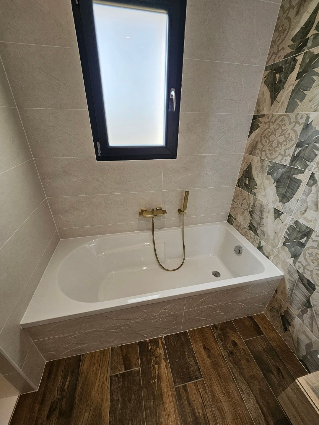 Petite baignoire d'une salle de bains