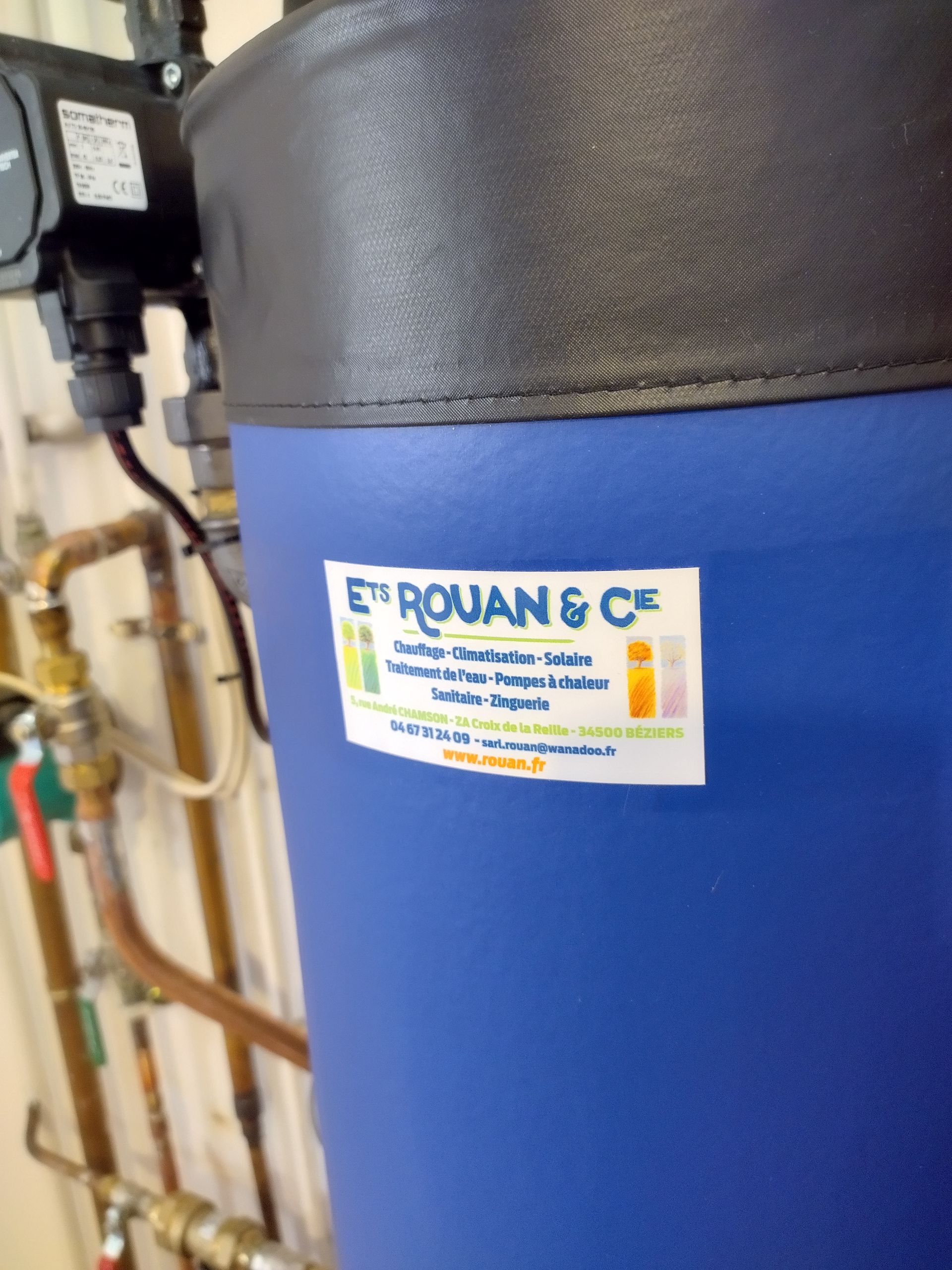 Étiquette de l'entreprise collée sur un adoucisseur d'eau