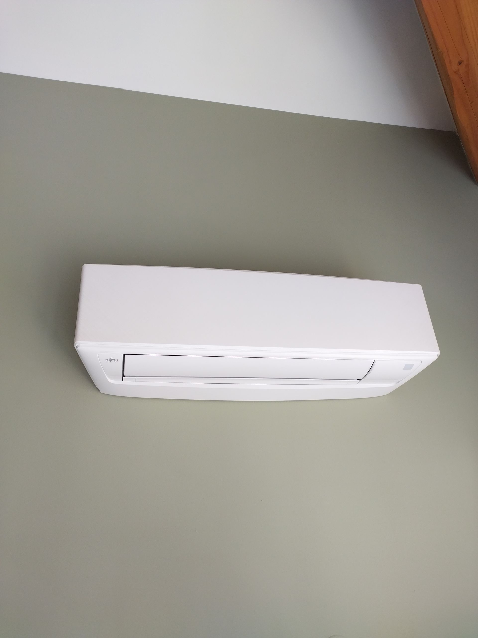 Climatisation fixée à un mur vert