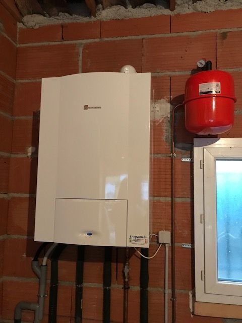 Chaudière fixée à un mur