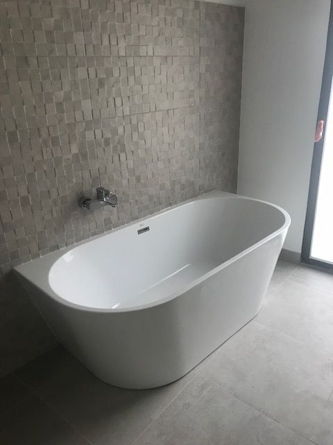 Grande baignoire d'une salle de bains