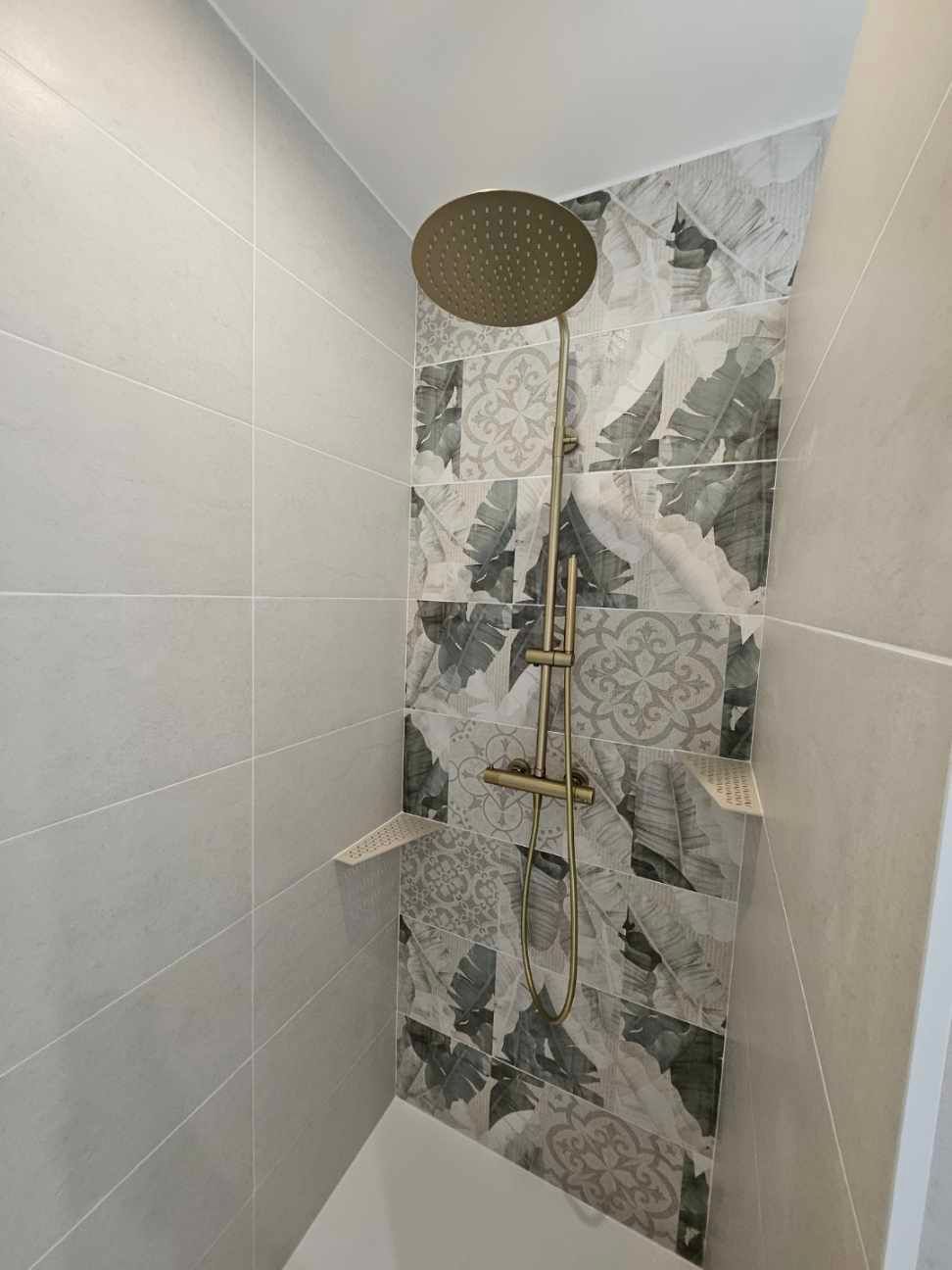 Douche avec carrelage à motifs