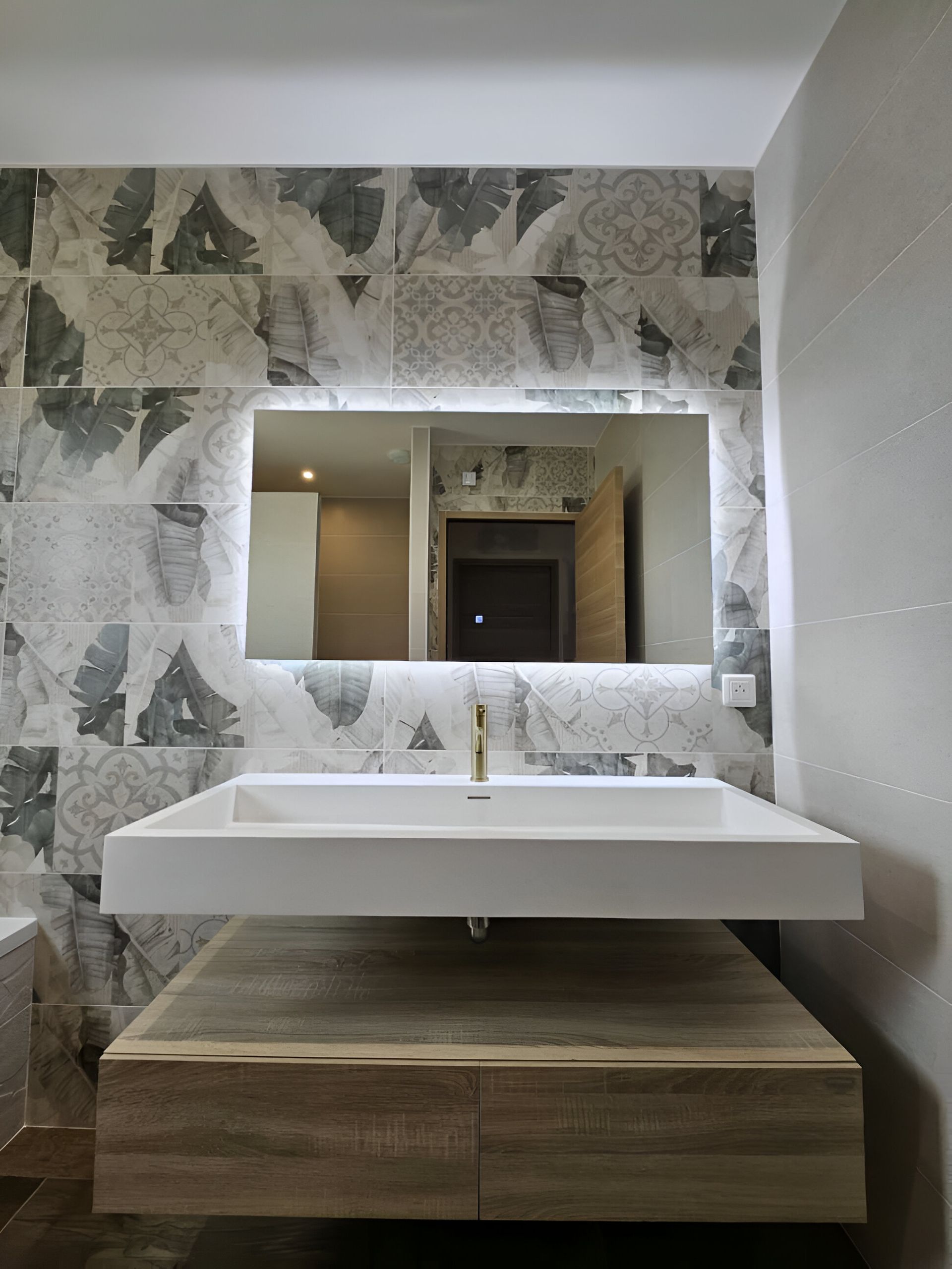 Évier suspendu avec miroir rétroéclairé