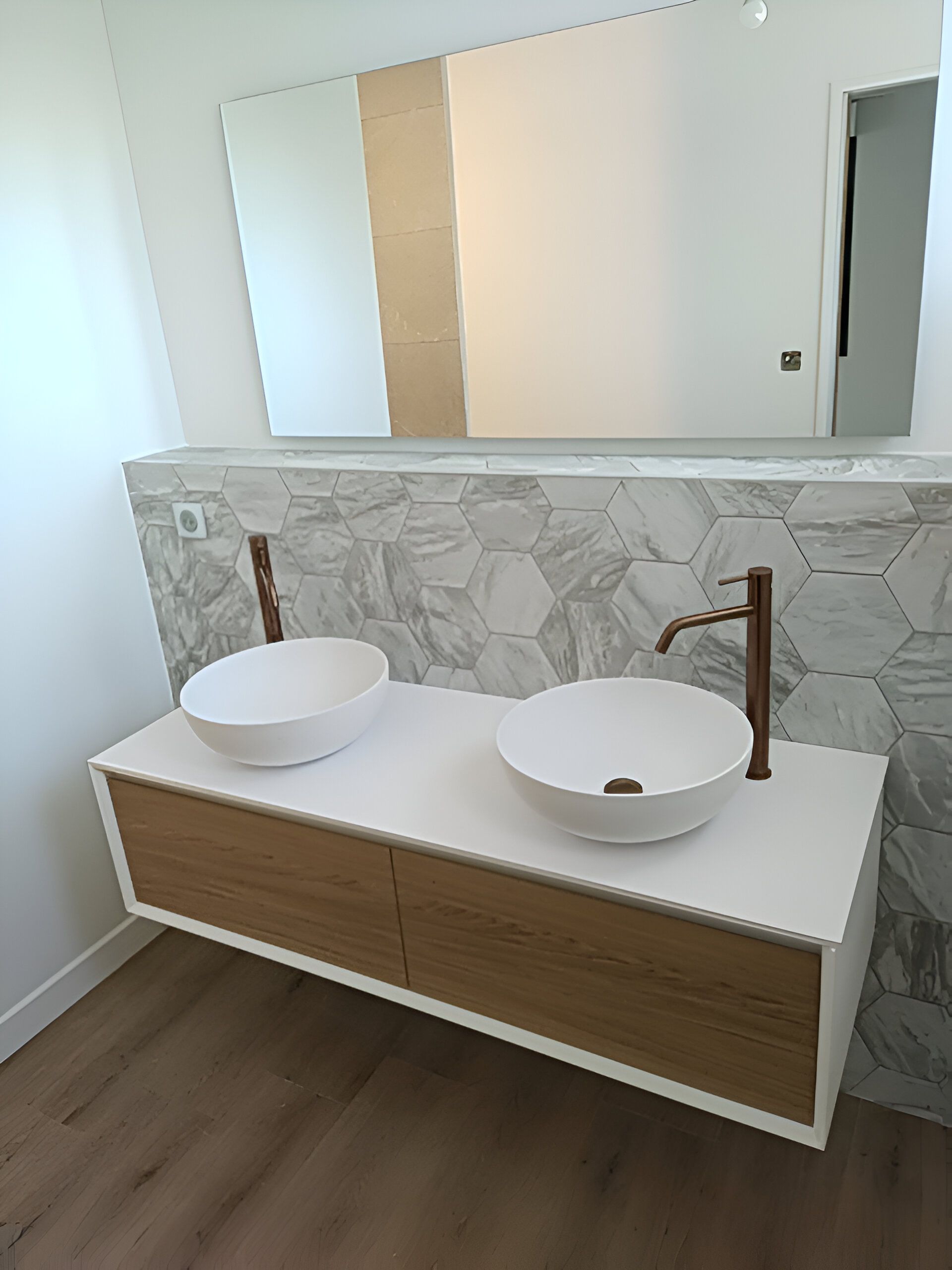 Évier double vasque d'une salle de bains moderne