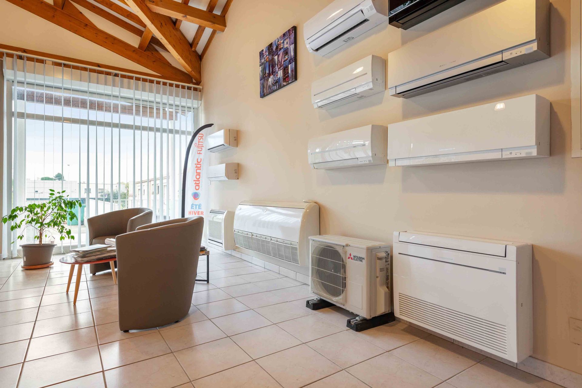 Locaux d'Ets Rouan et Compagnie avec différents modèles de climatiseurs et de pompes à chaleur