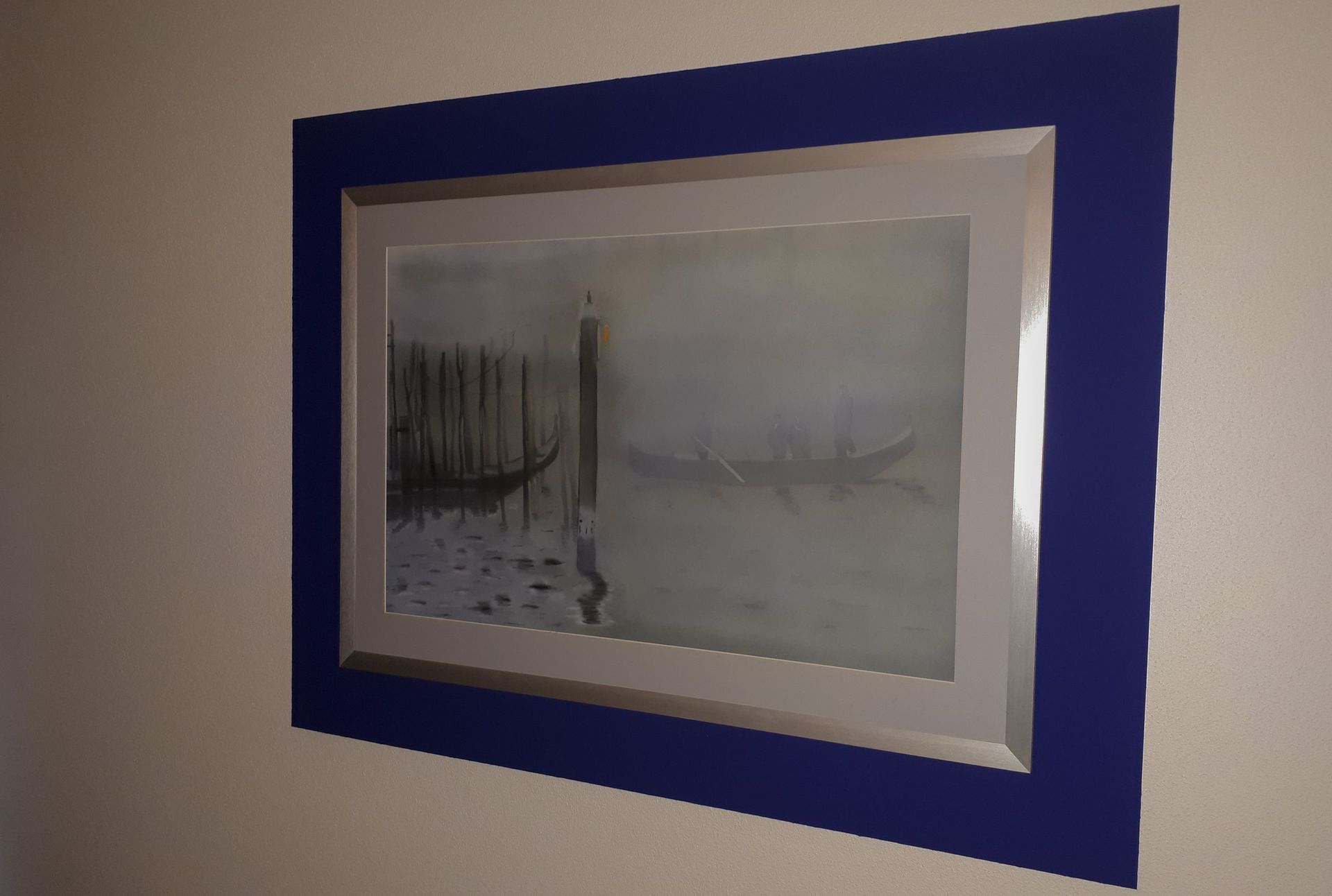 BadezimmerdeckeBild mit blauem Rahmen - Malerarbeiten Marco Dürst  Himbeer - Malerarbeiten Marco Dürst