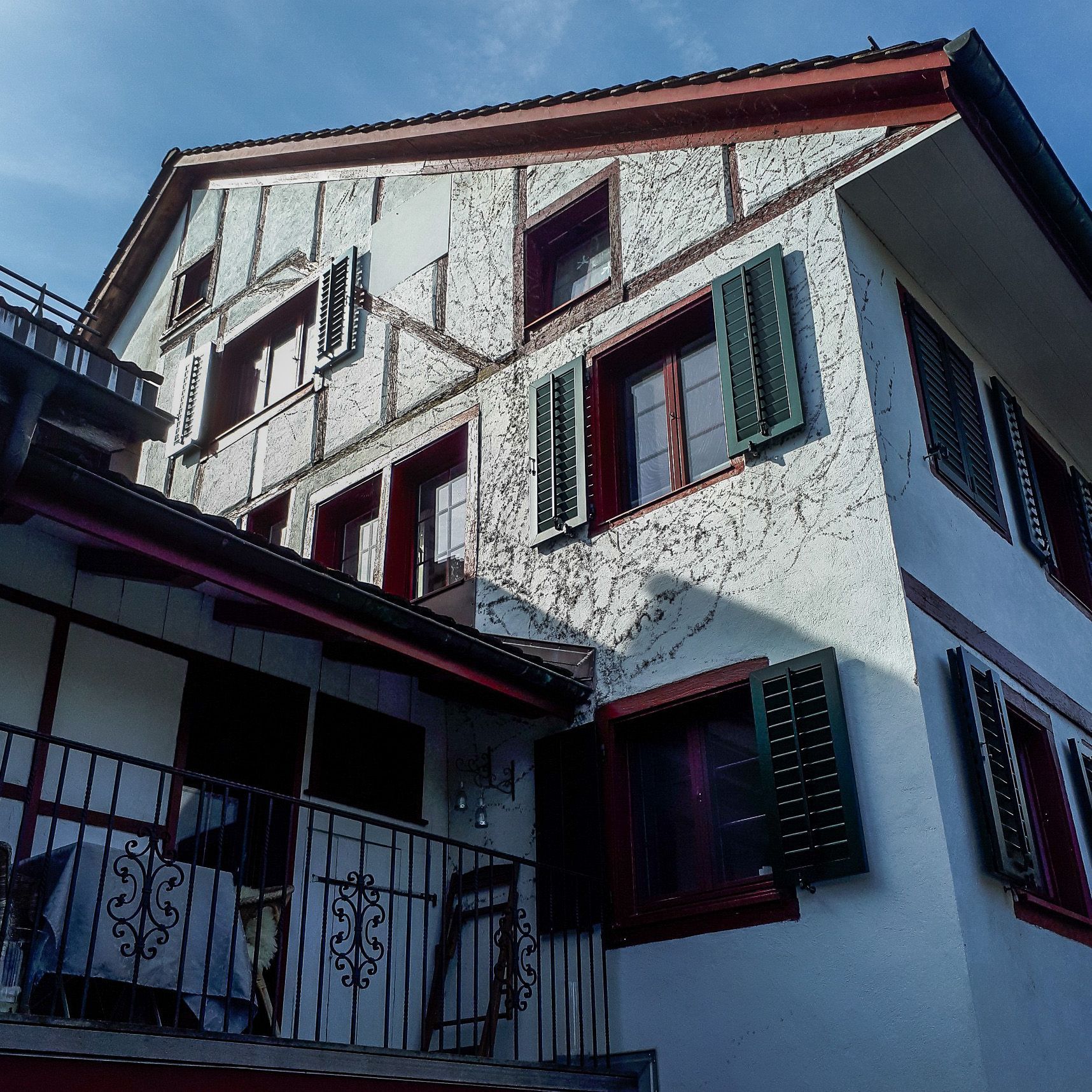 Fassade Büel Vorher - Malerarbeiten Marco Dürst