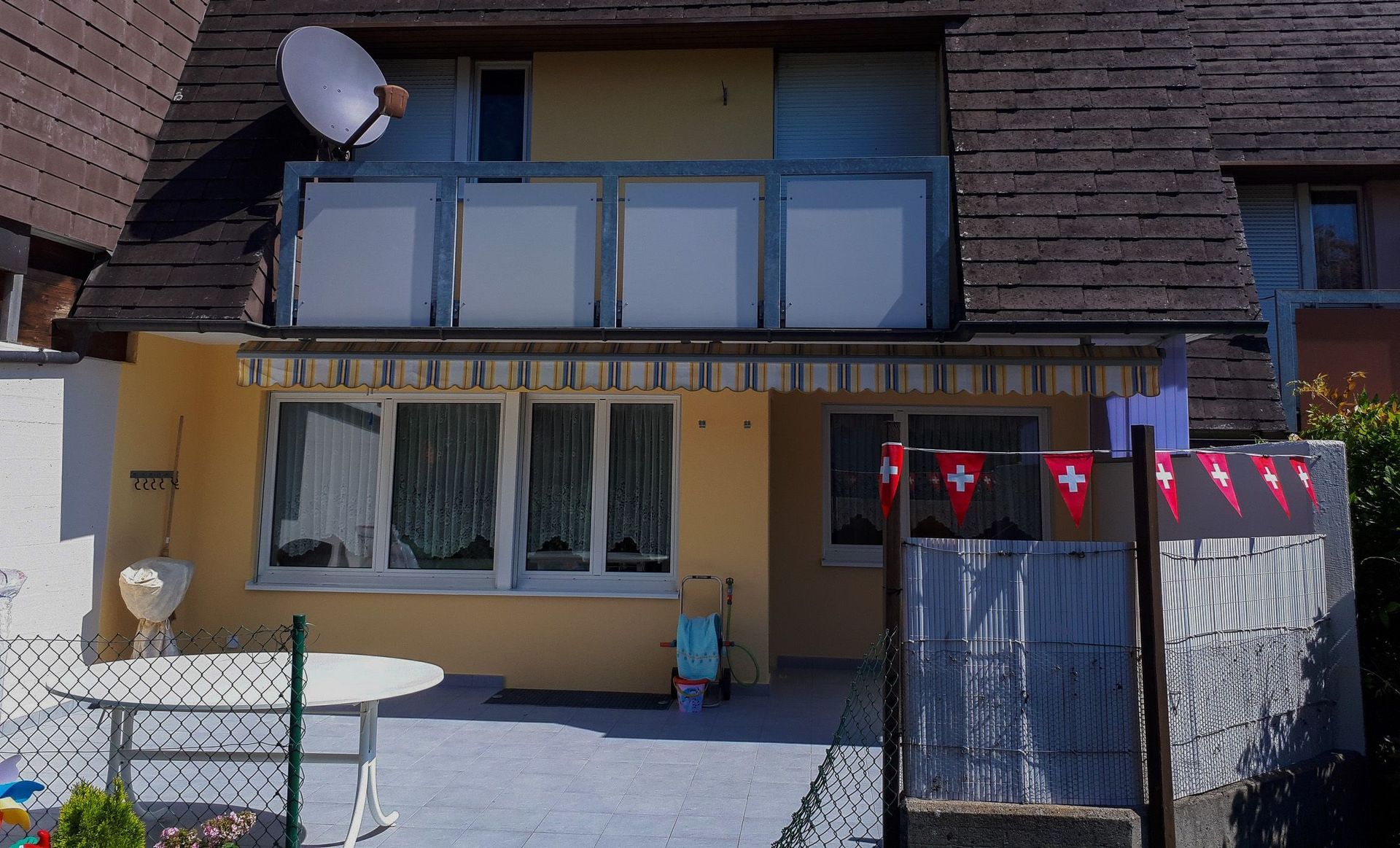 Fassade Hombrechtikon Vorher - Malerarbeiten Marco Dürst