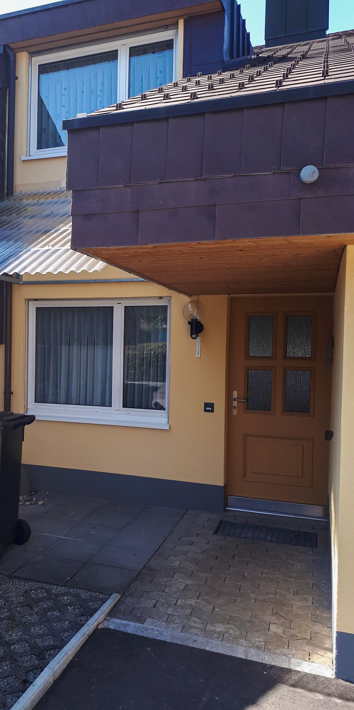 Fassade Hombrechtikon Vorher - Malerarbeiten Marco Dürst