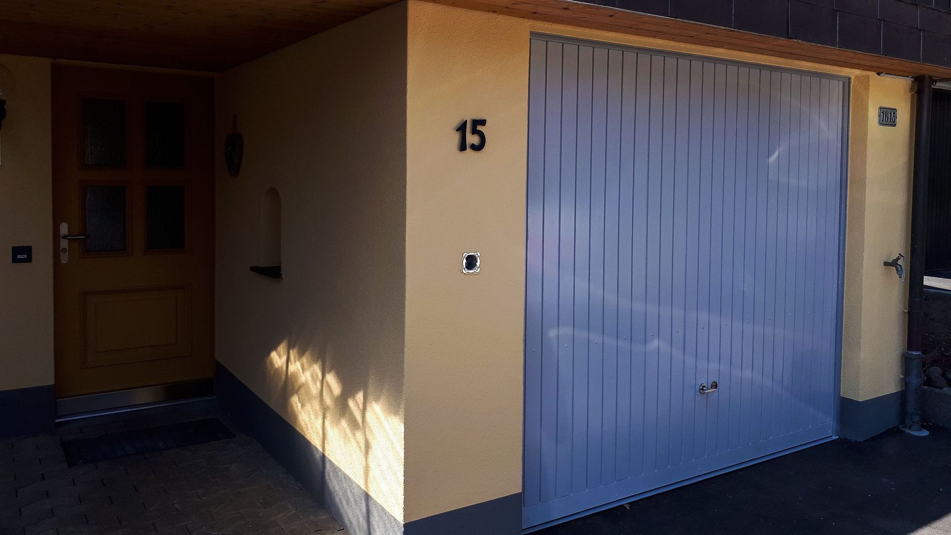 Fassade Hombrechtikon Vorher - Malerarbeiten Marco Dürst