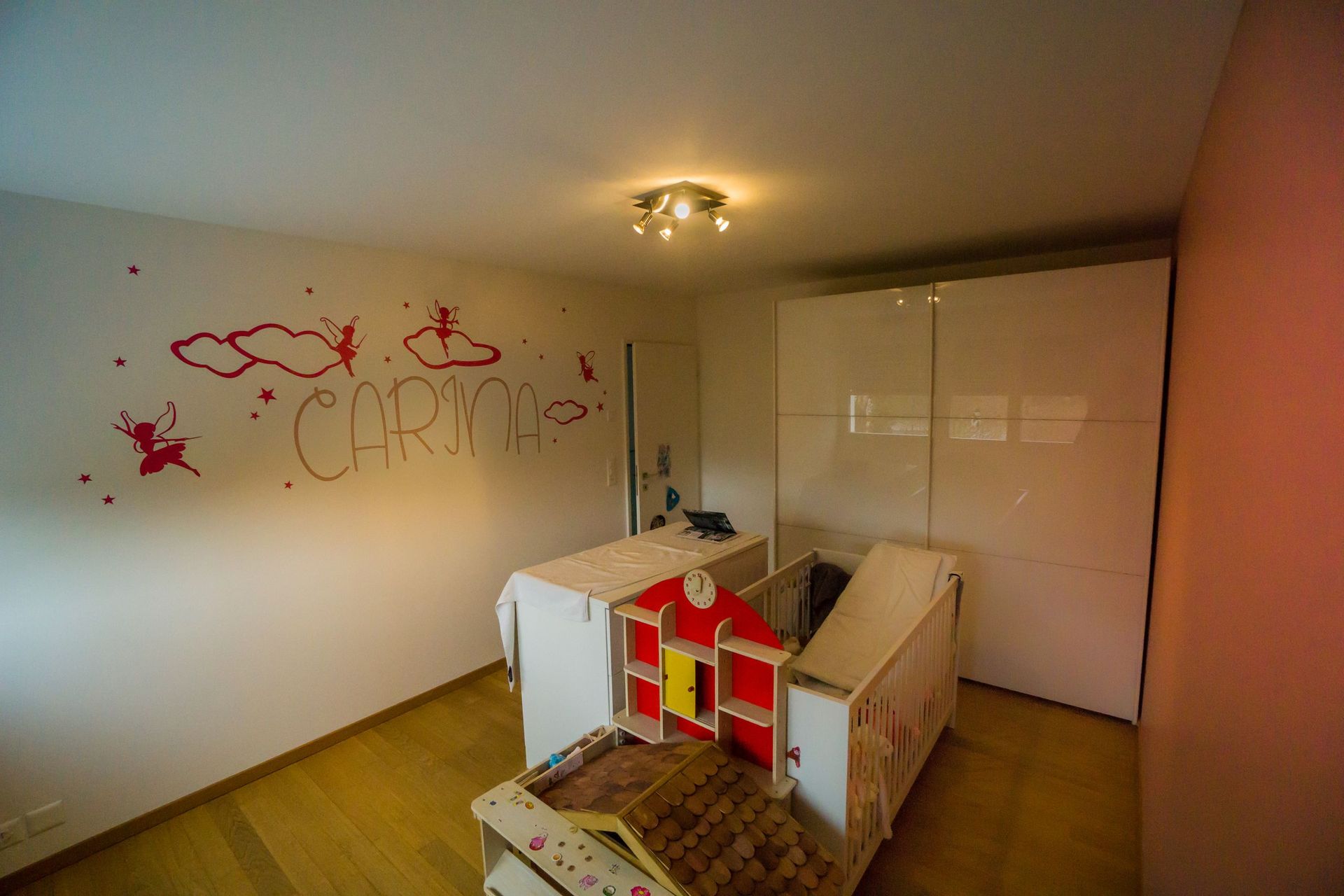 Kinderzimmer mit Schablonierarbeit und Latex, Les Corbusier Couleur roseclair - Malerarbeiten Marco Dürst