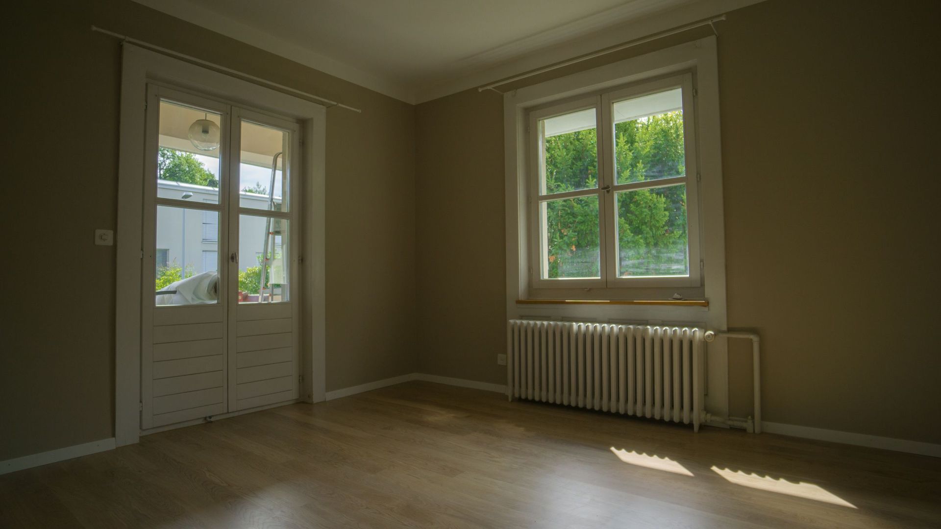 Wohnraumgestaltung mit geradem Abschluss zur Decke - Malerarbeiten Marco Dürst