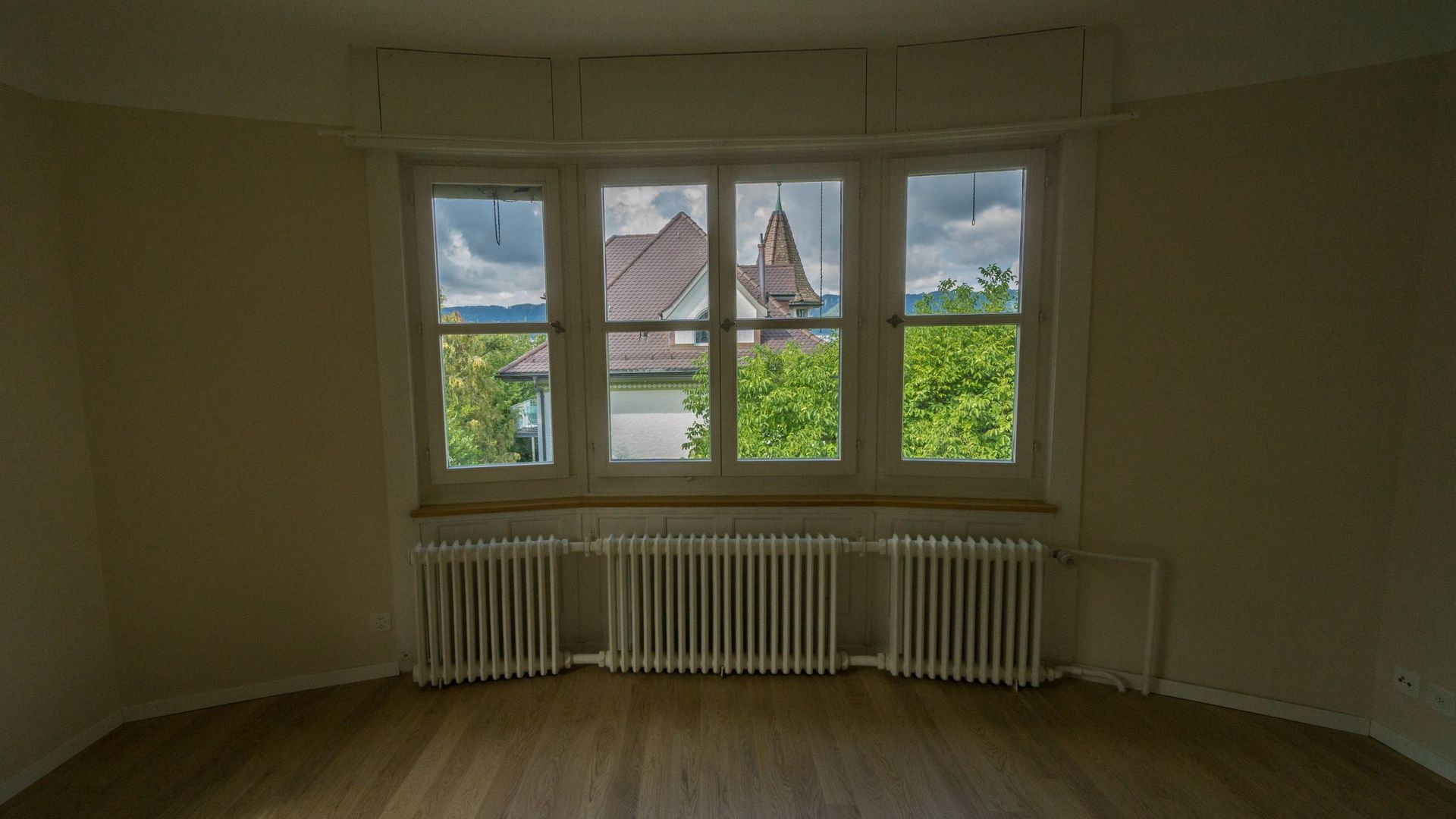 Wohnraumgestaltung mit geradem Abschluss zur Decke - Malerarbeiten Marco Dürst