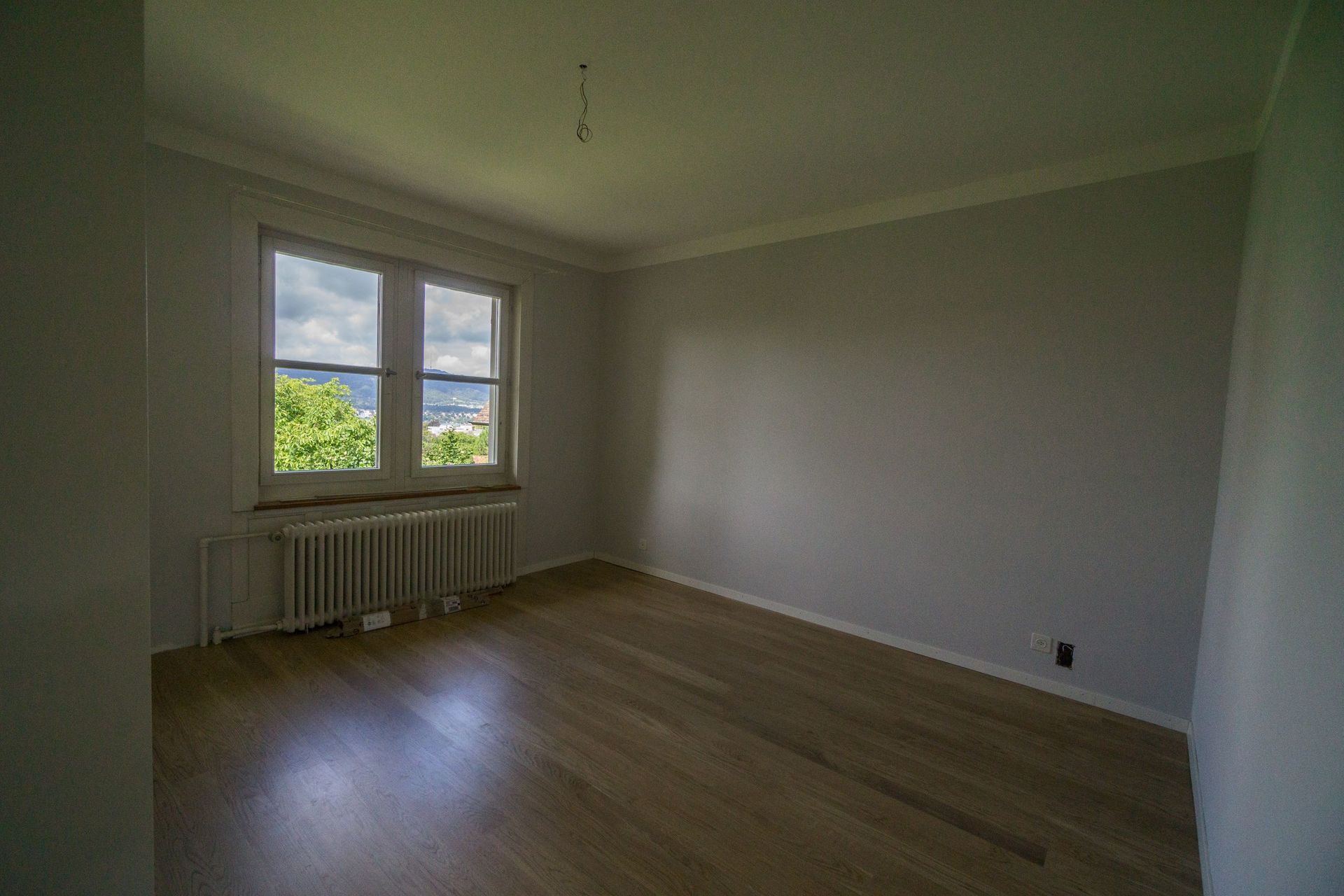 Wohnraumgestaltung mit geradem Abschluss zur Decke - Malerarbeiten Marco Dürst