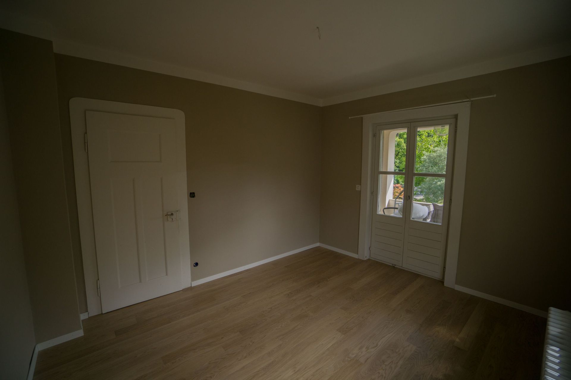 Wohnraumgestaltung mit geradem Abschluss zur Decke - Malerarbeiten Marco Dürst