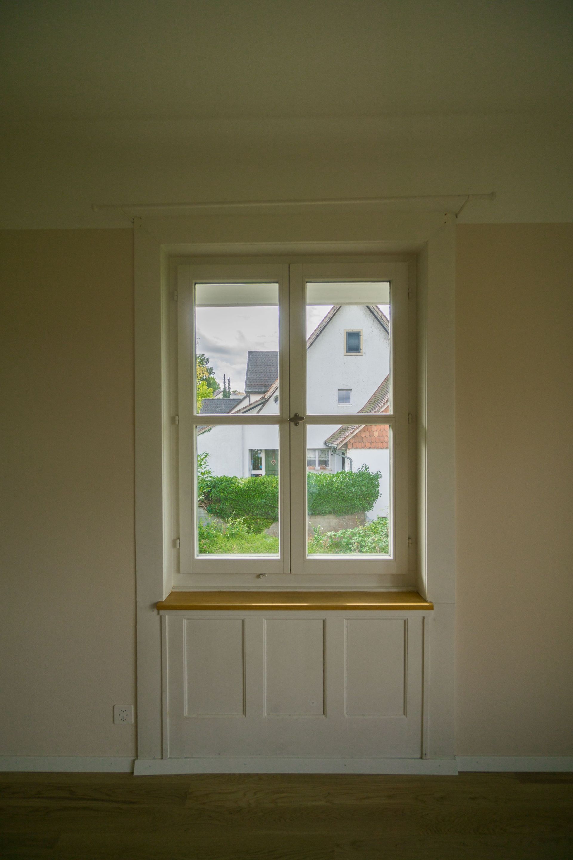 Wohnraumgestaltung mit geradem Abschluss zur Decke - Malerarbeiten Marco Dürst