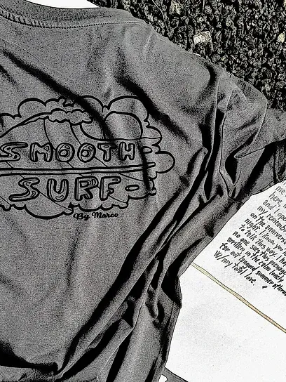 Una fotografía en blanco y negro de una camiseta que dice 