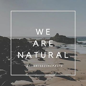 Una imagen de una playa con una cita que dice que somos naturales.