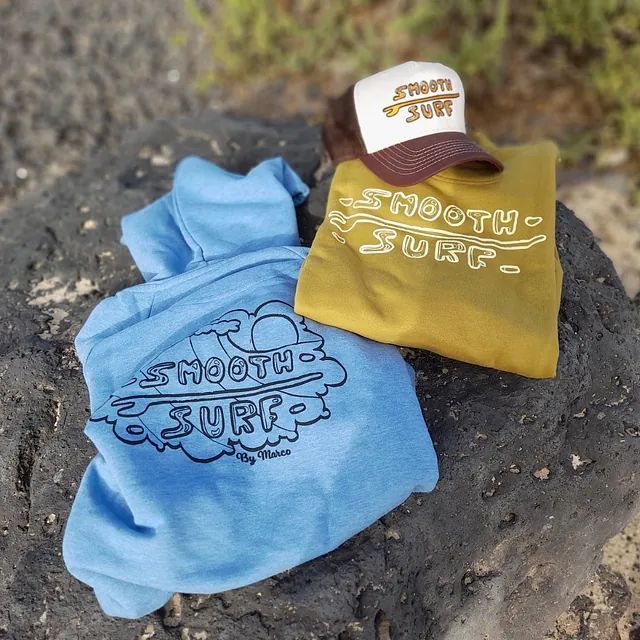 Dos sudaderas con la palabra 